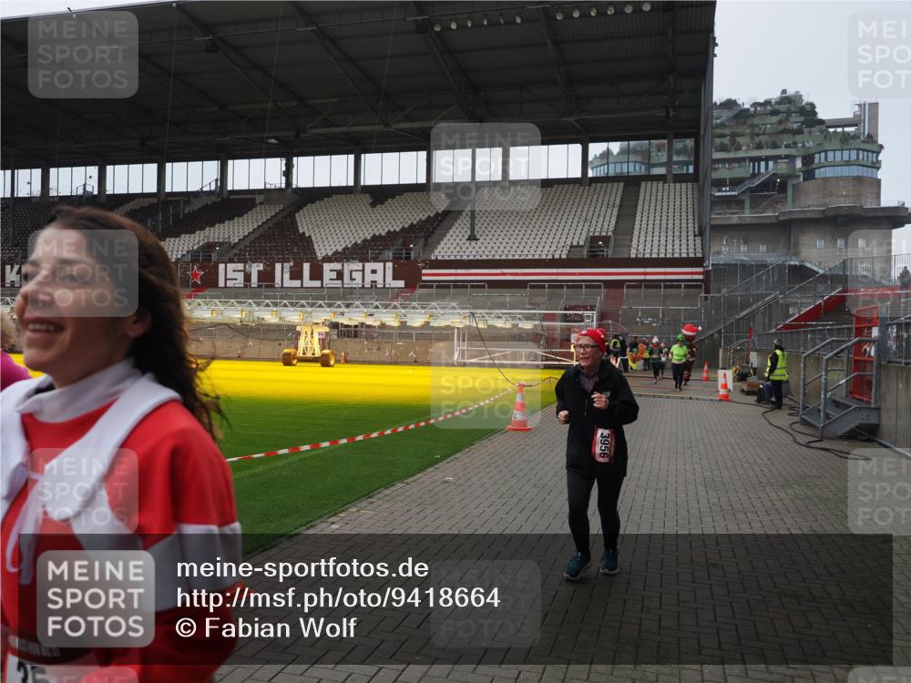 07.12.2025 - St. Pauli X-Mass-Run No. 15 Fabian Wolf http://msf.ph/oto/9418664 07.12.2025 11:27:25 Ziel 35, 36, 1772, 2571, 2572, 2995, 2999, 3004, 3315, 3956, 4647, 4656 meine-sportfotos.de