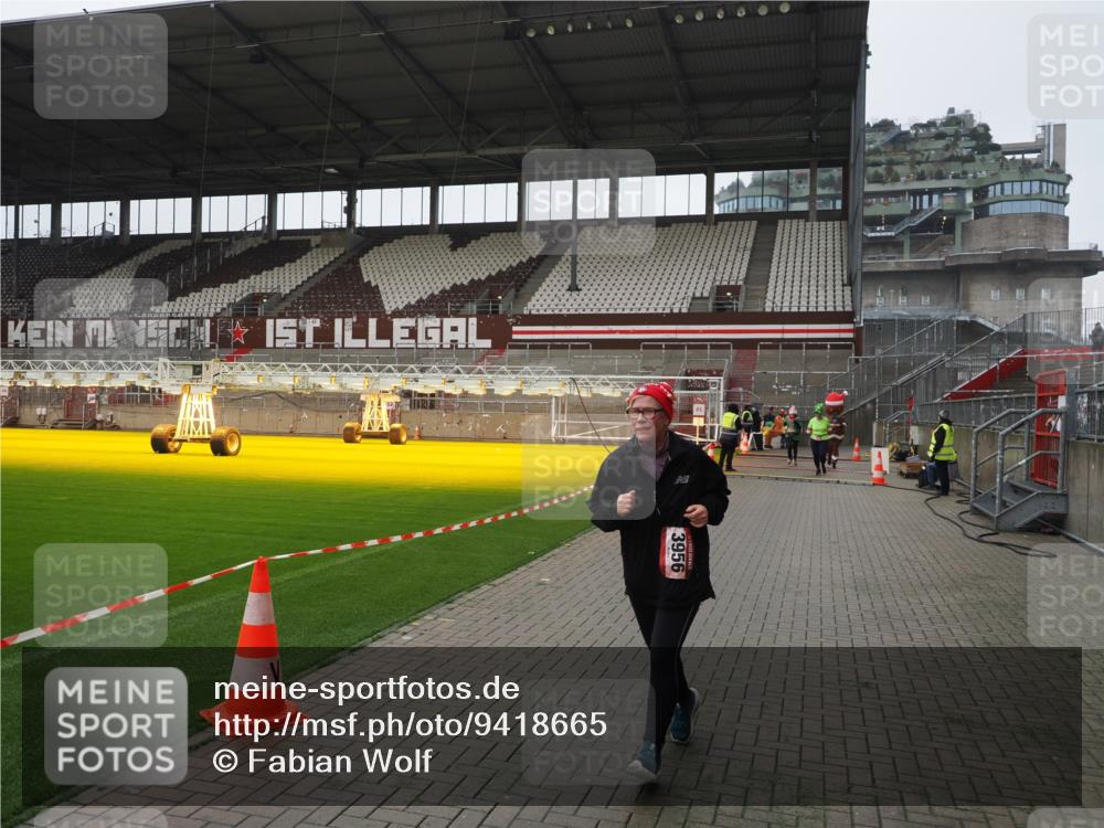 07.12.2025 - St. Pauli X-Mass-Run No. 15 Fabian Wolf http://msf.ph/oto/9418665 07.12.2025 11:27:25 Ziel 35, 36, 1772, 2571, 2572, 2995, 2999, 3004, 3315, 3956, 4647, 4656 meine-sportfotos.de