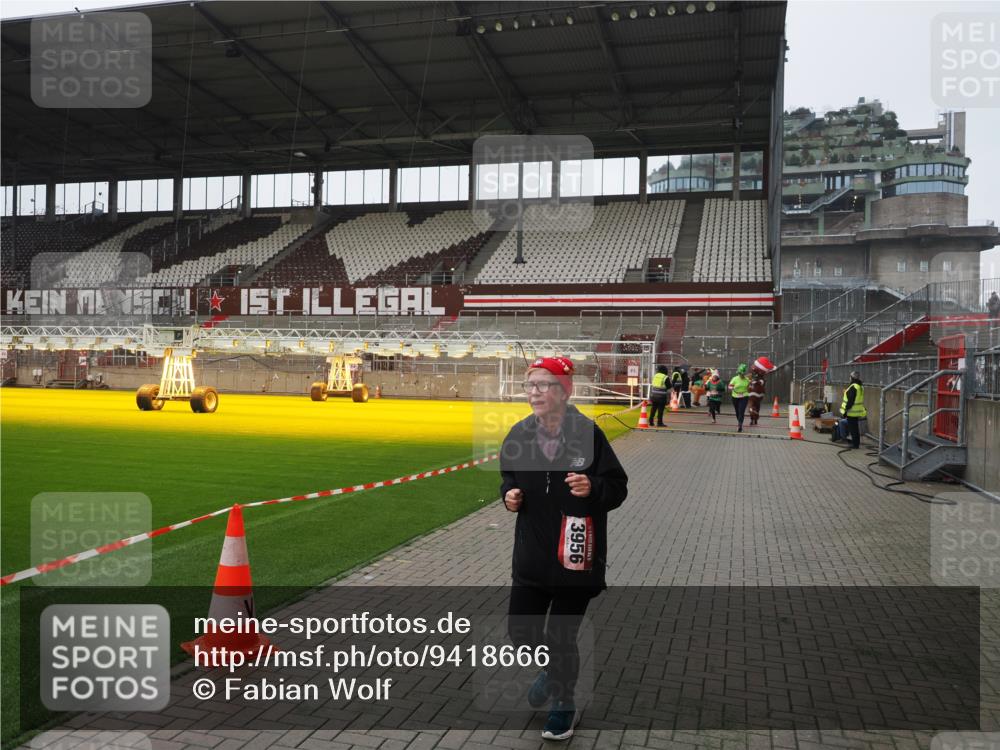 07.12.2025 - St. Pauli X-Mass-Run No. 15 Fabian Wolf http://msf.ph/oto/9418666 07.12.2025 11:27:25 Ziel 35, 36, 1772, 2571, 2572, 2995, 2999, 3004, 3315, 3956, 4647, 4656 meine-sportfotos.de