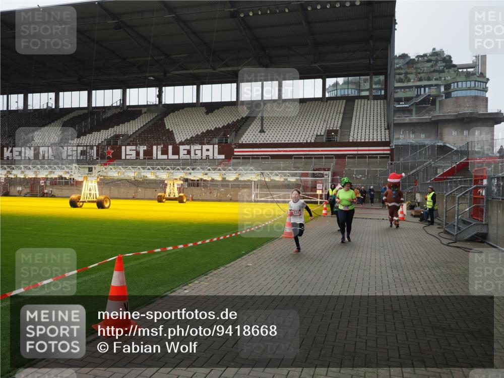 07.12.2025 - St. Pauli X-Mass-Run No. 15 Fabian Wolf http://msf.ph/oto/9418668 07.12.2025 11:27:30 Ziel 35, 36, 534, 1772, 2571, 2572, 2995, 3004, 3315, 3956, 4647, 4656 meine-sportfotos.de