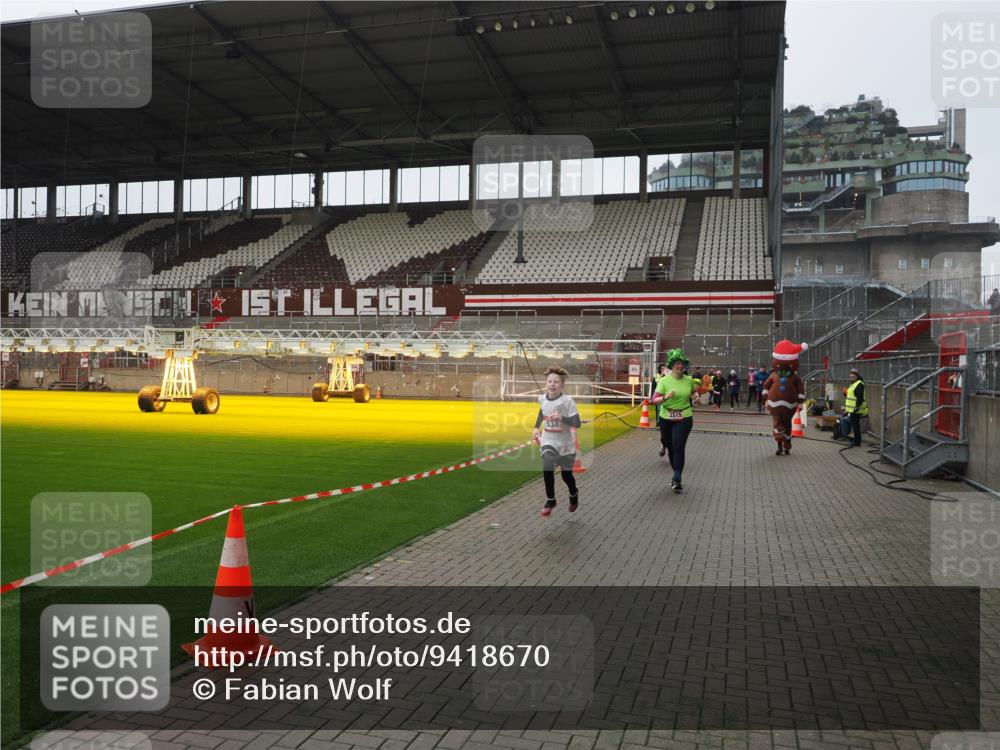 07.12.2025 - St. Pauli X-Mass-Run No. 15 Fabian Wolf http://msf.ph/oto/9418670 07.12.2025 11:27:30 Ziel 35, 36, 534, 1772, 2571, 2572, 2995, 3004, 3315, 3956, 4647, 4656 meine-sportfotos.de
