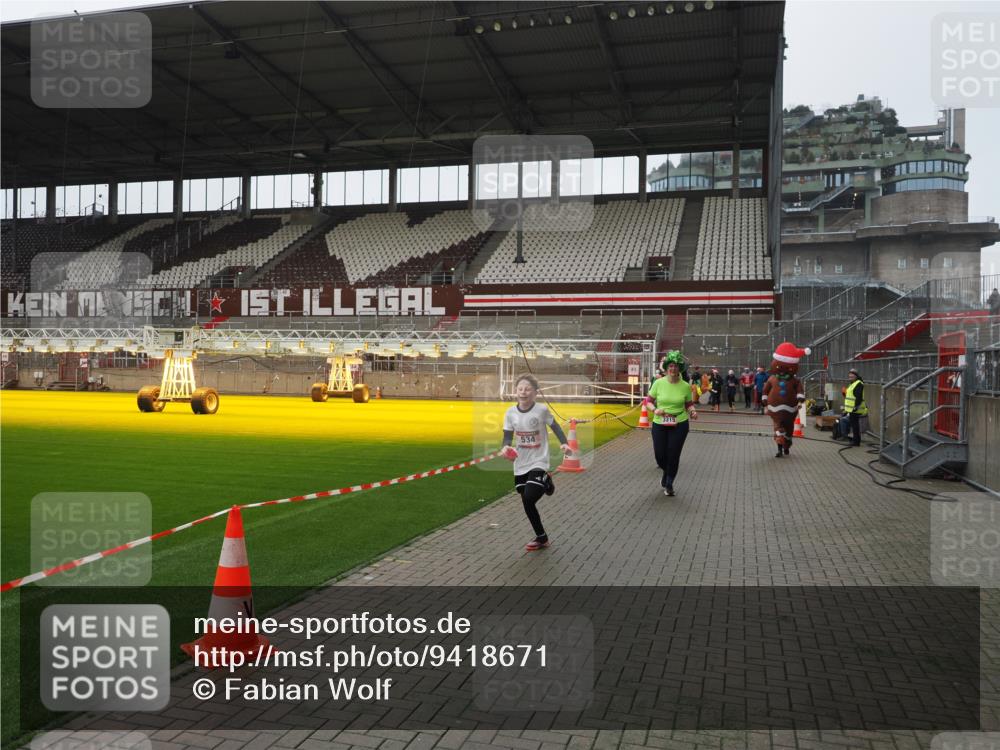 07.12.2025 - St. Pauli X-Mass-Run No. 15 Fabian Wolf http://msf.ph/oto/9418671 07.12.2025 11:27:31 Ziel 35, 36, 534, 1772, 2571, 2572, 2995, 3315, 3956, 4647, 4656 meine-sportfotos.de