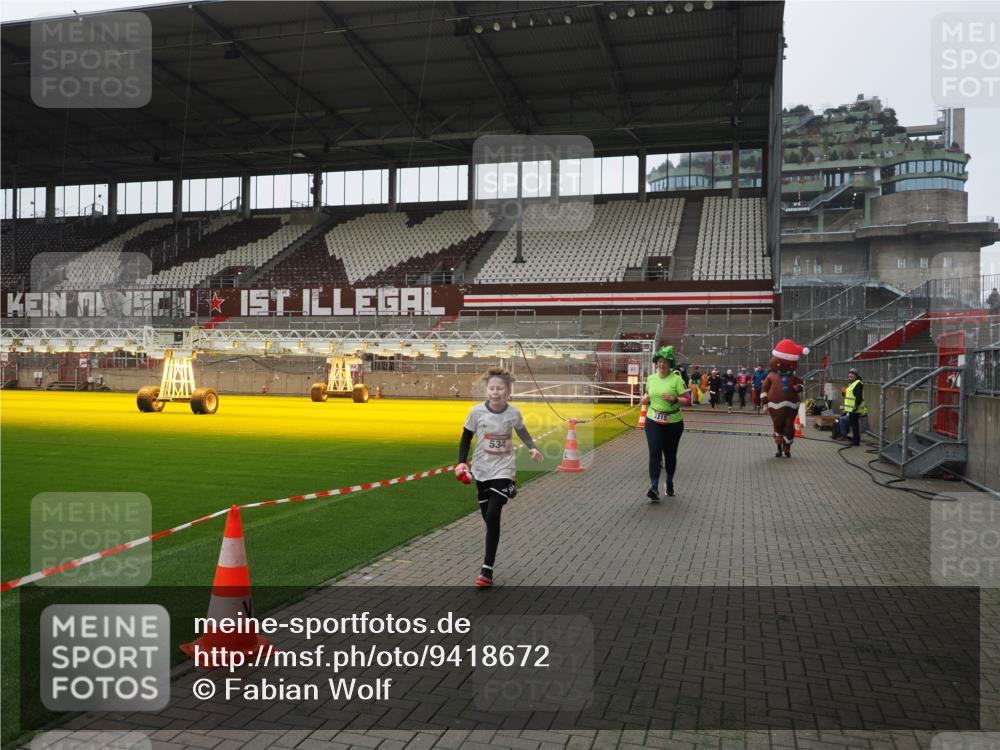 07.12.2025 - St. Pauli X-Mass-Run No. 15 Fabian Wolf http://msf.ph/oto/9418672 07.12.2025 11:27:31 Ziel 35, 36, 534, 1772, 2571, 2572, 2995, 3315, 3956, 4647, 4656 meine-sportfotos.de