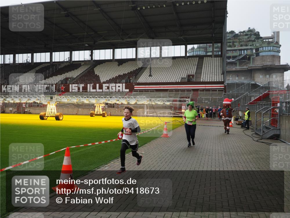 07.12.2025 - St. Pauli X-Mass-Run No. 15 Fabian Wolf http://msf.ph/oto/9418673 07.12.2025 11:27:31 Ziel 35, 36, 534, 1772, 2571, 2572, 2995, 3315, 3956, 4647, 4656 meine-sportfotos.de