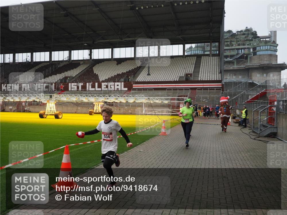 07.12.2025 - St. Pauli X-Mass-Run No. 15 Fabian Wolf http://msf.ph/oto/9418674 07.12.2025 11:27:31 Ziel 35, 36, 534, 1772, 2571, 2572, 2995, 3315, 3956, 4647, 4656 meine-sportfotos.de