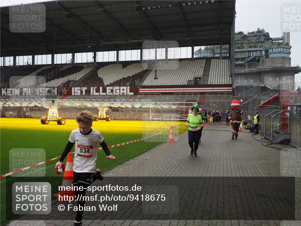 07.12.2025 - St. Pauli X-Mass-Run No. 15 Fabian Wolf http://msf.ph/oto/9418675 07.12.2025 11:27:31 Ziel 35, 36, 534, 1772, 2571, 2572, 2995, 3315, 3956, 4647, 4656 meine-sportfotos.de