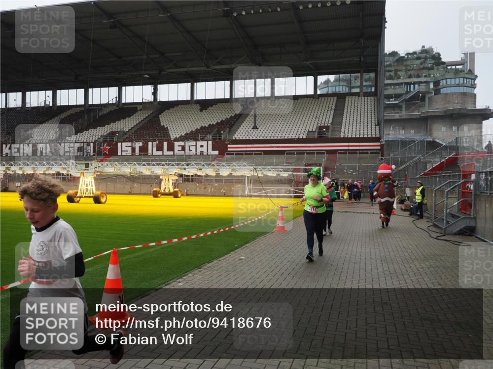 07.12.2025 - St. Pauli X-Mass-Run No. 15 Fabian Wolf http://msf.ph/oto/9418676 07.12.2025 11:27:32 Ziel 35, 36, 534, 776, 1772, 2571, 2572, 2623, 3315, 3956, 4647, 4656 meine-sportfotos.de