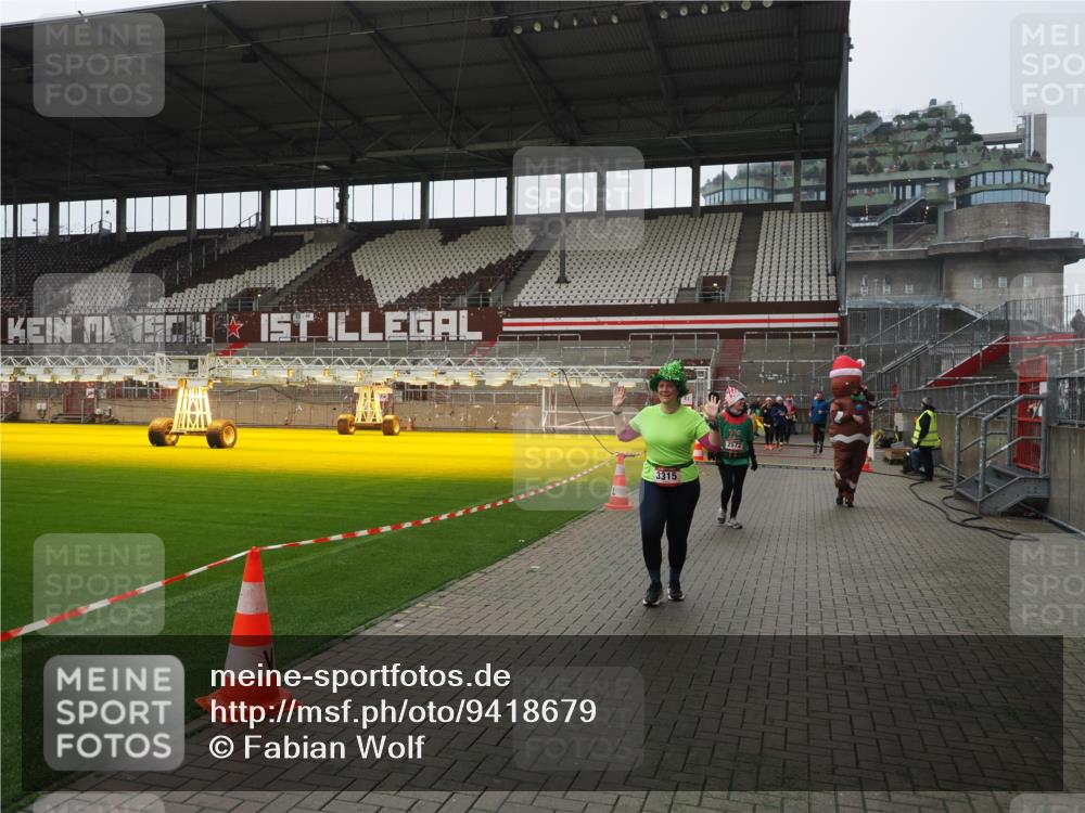 07.12.2025 - St. Pauli X-Mass-Run No. 15 Fabian Wolf http://msf.ph/oto/9418679 07.12.2025 11:27:32 Ziel 35, 36, 534, 776, 1772, 2571, 2572, 2623, 3315, 3956, 4647, 4656 meine-sportfotos.de
