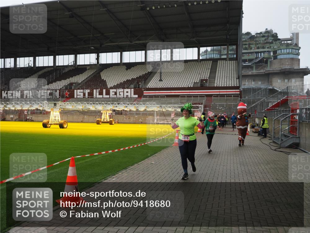 07.12.2025 - St. Pauli X-Mass-Run No. 15 Fabian Wolf http://msf.ph/oto/9418680 07.12.2025 11:27:32 Ziel 35, 36, 534, 776, 1772, 2571, 2572, 2623, 3315, 3956, 4647, 4656 meine-sportfotos.de