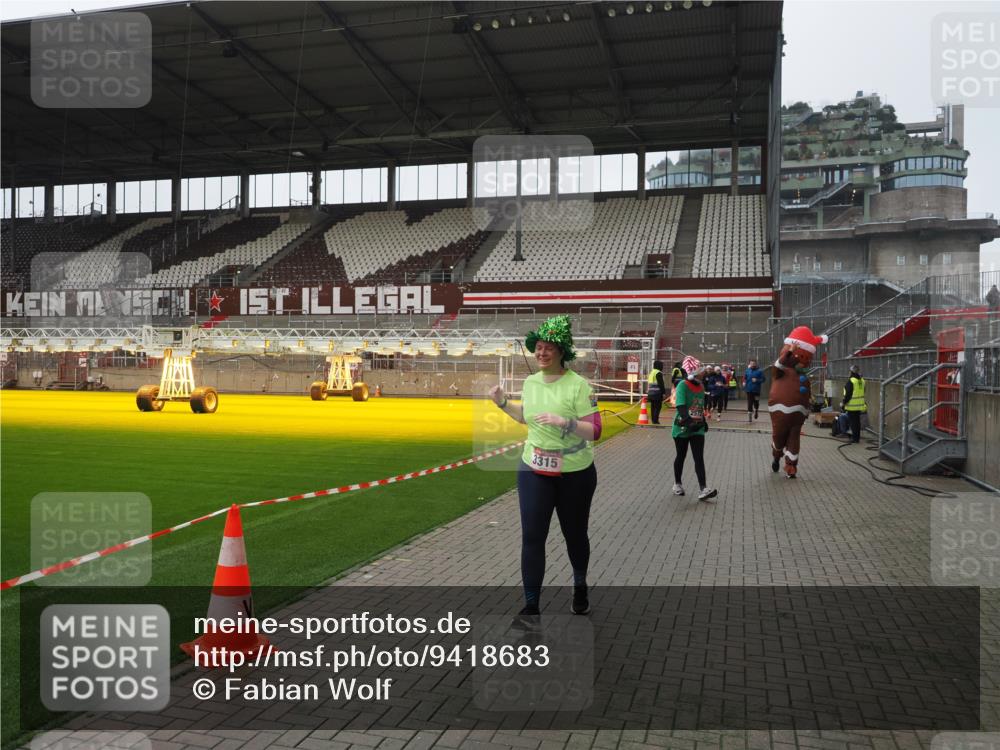 07.12.2025 - St. Pauli X-Mass-Run No. 15 Fabian Wolf http://msf.ph/oto/9418683 07.12.2025 11:27:33 Ziel 35, 36, 534, 776, 790, 1772, 2571, 2572, 2623, 3315, 3956, 4647, 4656 meine-sportfotos.de