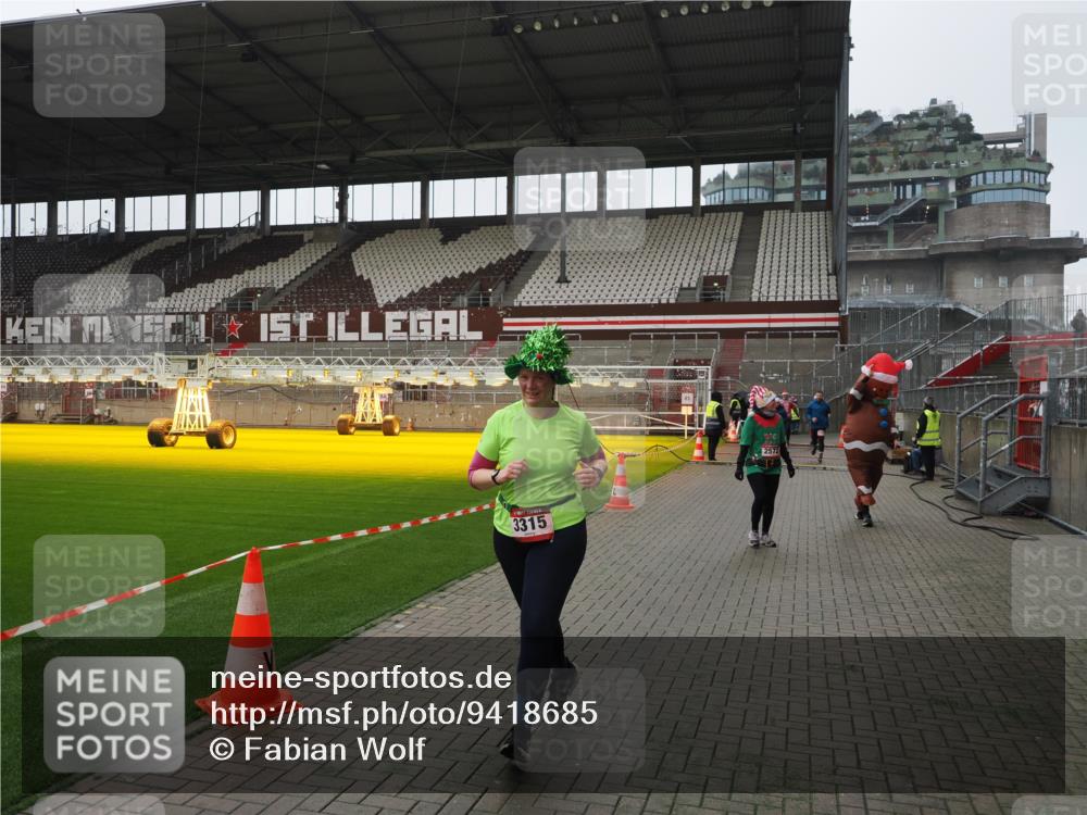 07.12.2025 - St. Pauli X-Mass-Run No. 15 Fabian Wolf http://msf.ph/oto/9418685 07.12.2025 11:27:33 Ziel 35, 36, 534, 776, 790, 1772, 2571, 2572, 2623, 3315, 3956, 4647, 4656 meine-sportfotos.de