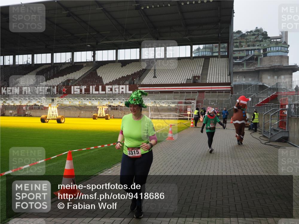 07.12.2025 - St. Pauli X-Mass-Run No. 15 Fabian Wolf http://msf.ph/oto/9418686 07.12.2025 11:27:33 Ziel 35, 36, 534, 776, 790, 1772, 2571, 2572, 2623, 3315, 3956, 4647, 4656 meine-sportfotos.de