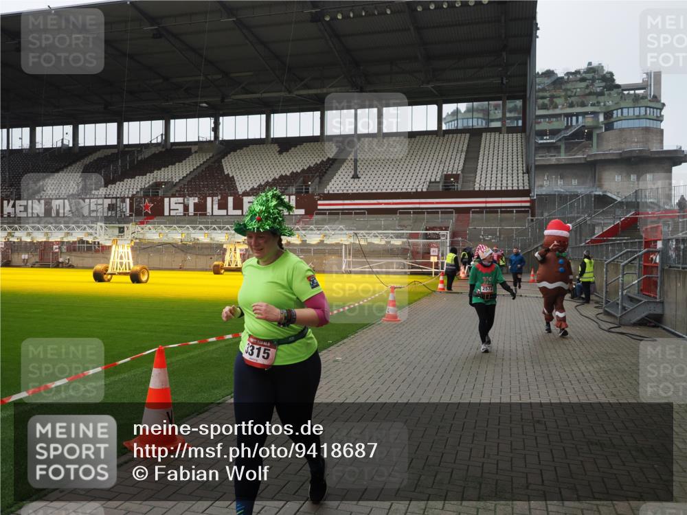 07.12.2025 - St. Pauli X-Mass-Run No. 15 Fabian Wolf http://msf.ph/oto/9418687 07.12.2025 11:27:34 Ziel 35, 36, 407, 534, 776, 790, 1772, 2571, 2572, 2623, 3315, 3956, 4647, 4656 meine-sportfotos.de