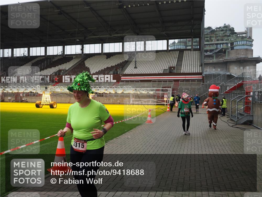 07.12.2025 - St. Pauli X-Mass-Run No. 15 Fabian Wolf http://msf.ph/oto/9418688 07.12.2025 11:27:34 Ziel 35, 36, 407, 534, 776, 790, 1772, 2571, 2572, 2623, 3315, 3956, 4647, 4656 meine-sportfotos.de