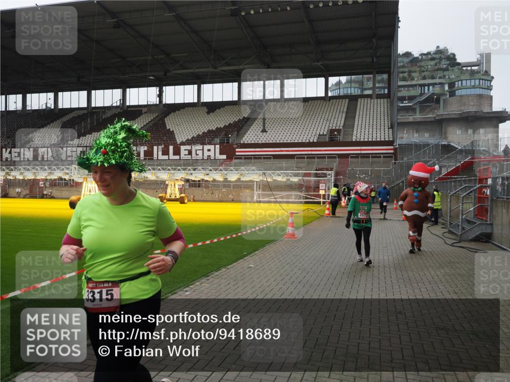 07.12.2025 - St. Pauli X-Mass-Run No. 15 Fabian Wolf http://msf.ph/oto/9418689 07.12.2025 11:27:34 Ziel 35, 36, 407, 534, 776, 790, 1772, 2571, 2572, 2623, 3315, 3956, 4647, 4656 meine-sportfotos.de