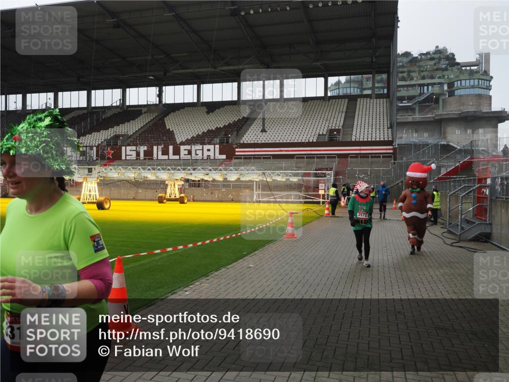 07.12.2025 - St. Pauli X-Mass-Run No. 15 Fabian Wolf http://msf.ph/oto/9418690 07.12.2025 11:27:34 Ziel 35, 36, 407, 534, 776, 790, 1772, 2571, 2572, 2623, 3315, 3956, 4647, 4656 meine-sportfotos.de