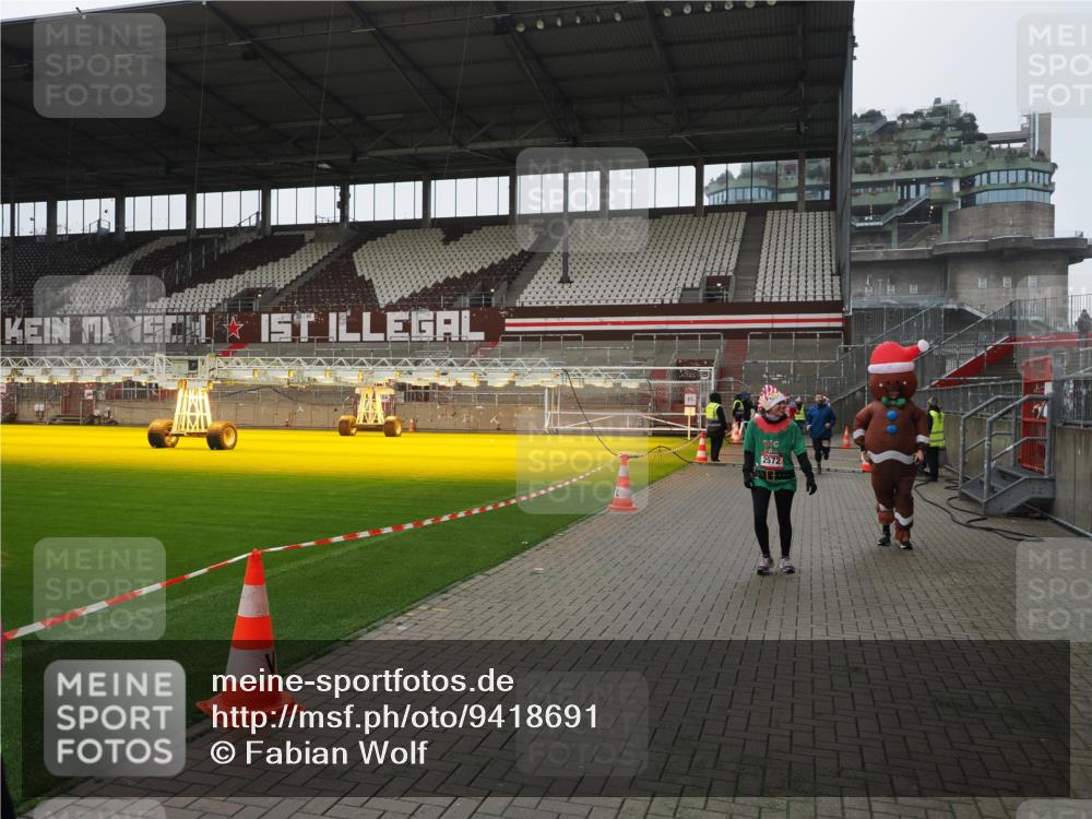 07.12.2025 - St. Pauli X-Mass-Run No. 15 Fabian Wolf http://msf.ph/oto/9418691 07.12.2025 11:27:34 Ziel 35, 36, 407, 534, 776, 790, 1772, 2571, 2572, 2623, 3315, 3956, 4647, 4656 meine-sportfotos.de