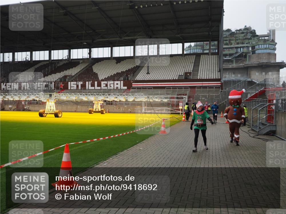 07.12.2025 - St. Pauli X-Mass-Run No. 15 Fabian Wolf http://msf.ph/oto/9418692 07.12.2025 11:27:35 Ziel 35, 36, 407, 534, 776, 790, 1772, 2567, 2571, 2572, 2623, 3315, 3956, 4647, 4656 meine-sportfotos.de