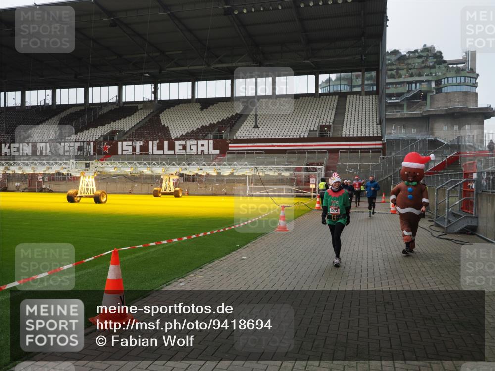 07.12.2025 - St. Pauli X-Mass-Run No. 15 Fabian Wolf http://msf.ph/oto/9418694 07.12.2025 11:27:35 Ziel 35, 36, 407, 534, 776, 790, 1772, 2567, 2571, 2572, 2623, 3315, 3956, 4647, 4656 meine-sportfotos.de