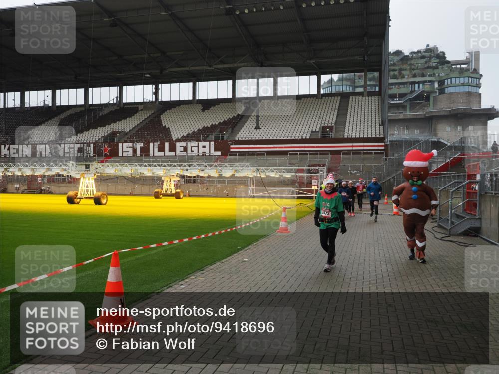 07.12.2025 - St. Pauli X-Mass-Run No. 15 Fabian Wolf http://msf.ph/oto/9418696 07.12.2025 11:27:35 Ziel 35, 36, 407, 534, 776, 790, 1772, 2567, 2571, 2572, 2623, 3315, 3956, 4647, 4656 meine-sportfotos.de