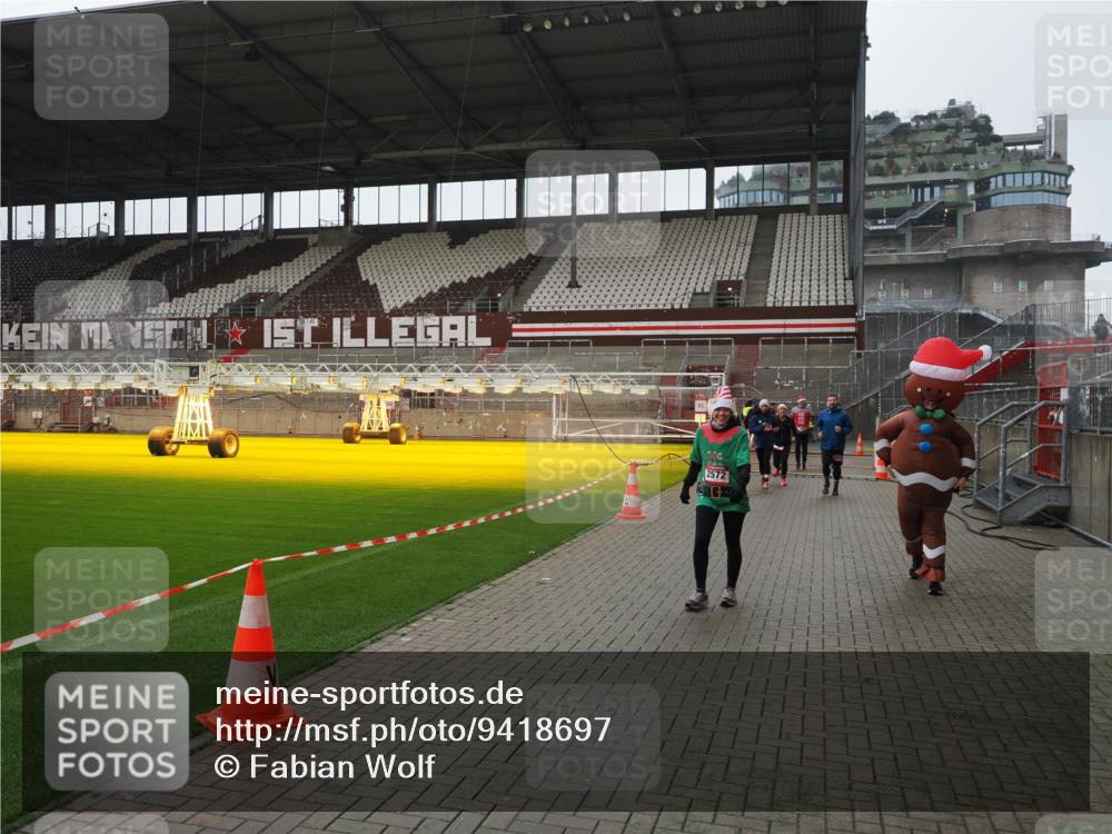 07.12.2025 - St. Pauli X-Mass-Run No. 15 Fabian Wolf http://msf.ph/oto/9418697 07.12.2025 11:27:36 Ziel 35, 36, 407, 534, 776, 790, 1772, 2567, 2571, 2572, 2623, 3315, 3956 meine-sportfotos.de