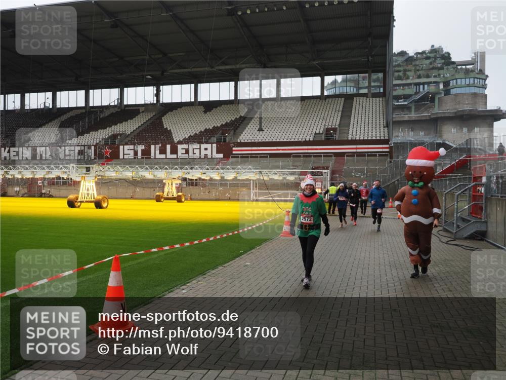 07.12.2025 - St. Pauli X-Mass-Run No. 15 Fabian Wolf http://msf.ph/oto/9418700 07.12.2025 11:27:36 Ziel 35, 36, 407, 534, 776, 790, 1772, 2567, 2571, 2572, 2623, 3315, 3956 meine-sportfotos.de