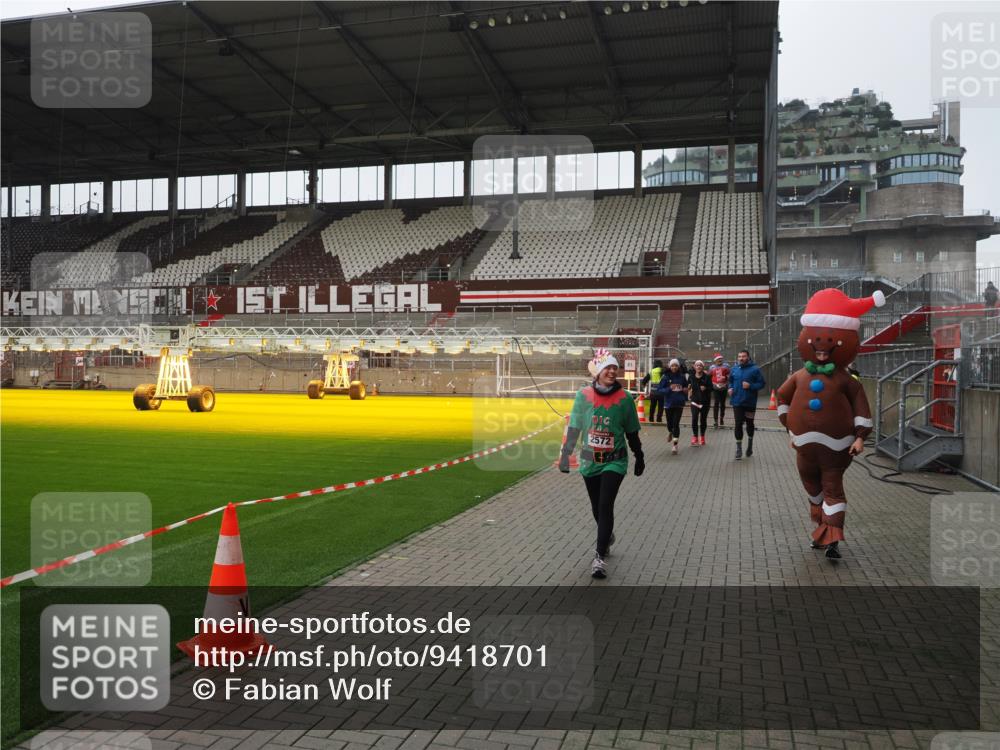 07.12.2025 - St. Pauli X-Mass-Run No. 15 Fabian Wolf http://msf.ph/oto/9418701 07.12.2025 11:27:36 Ziel 35, 36, 407, 534, 776, 790, 1772, 2567, 2571, 2572, 2623, 3315, 3956 meine-sportfotos.de