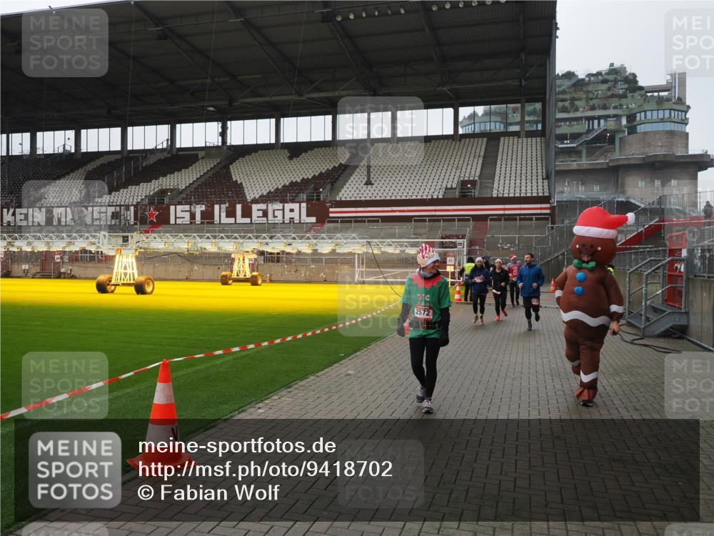 07.12.2025 - St. Pauli X-Mass-Run No. 15 Fabian Wolf http://msf.ph/oto/9418702 07.12.2025 11:27:37 Ziel 35, 36, 407, 534, 776, 790, 2567, 2571, 2572, 2623, 3315 meine-sportfotos.de