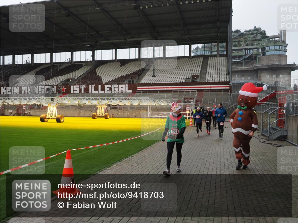 07.12.2025 - St. Pauli X-Mass-Run No. 15 Fabian Wolf http://msf.ph/oto/9418703 07.12.2025 11:27:37 Ziel 35, 36, 407, 534, 776, 790, 2567, 2571, 2572, 2623, 3315 meine-sportfotos.de