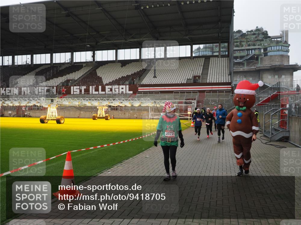 07.12.2025 - St. Pauli X-Mass-Run No. 15 Fabian Wolf http://msf.ph/oto/9418705 07.12.2025 11:27:37 Ziel 35, 36, 407, 534, 776, 790, 2567, 2571, 2572, 2623, 3315 meine-sportfotos.de
