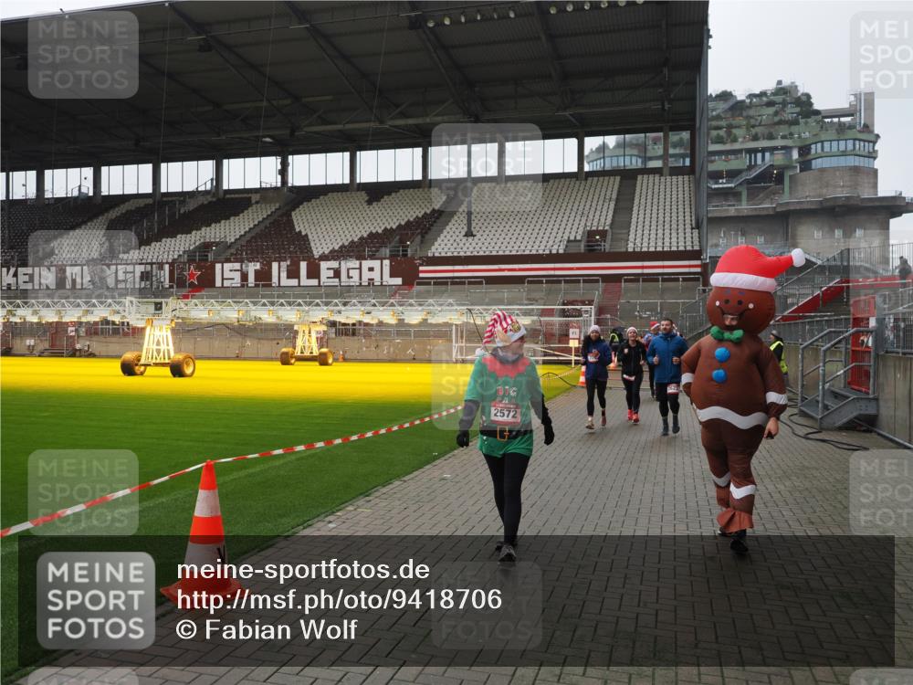 07.12.2025 - St. Pauli X-Mass-Run No. 15 Fabian Wolf http://msf.ph/oto/9418706 07.12.2025 11:27:37 Ziel 35, 36, 407, 534, 776, 790, 2567, 2571, 2572, 2623, 3315 meine-sportfotos.de