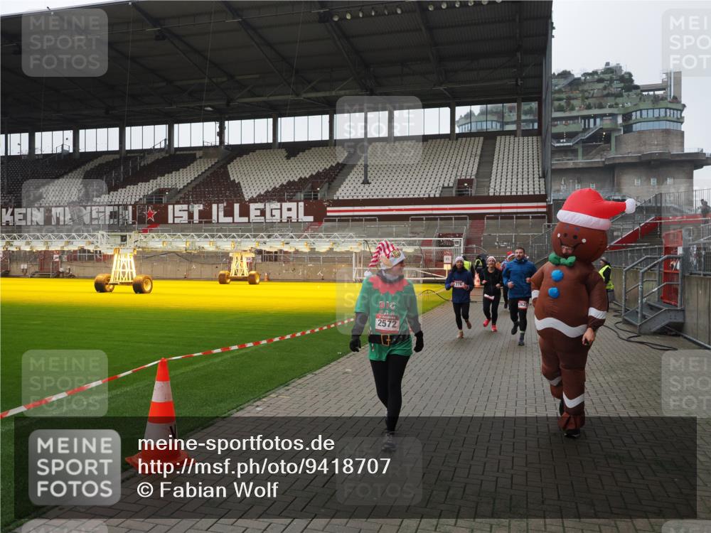 07.12.2025 - St. Pauli X-Mass-Run No. 15 Fabian Wolf http://msf.ph/oto/9418707 07.12.2025 11:27:38 Ziel 35, 36, 407, 534, 776, 790, 2567, 2571, 2572, 2623, 3315 meine-sportfotos.de