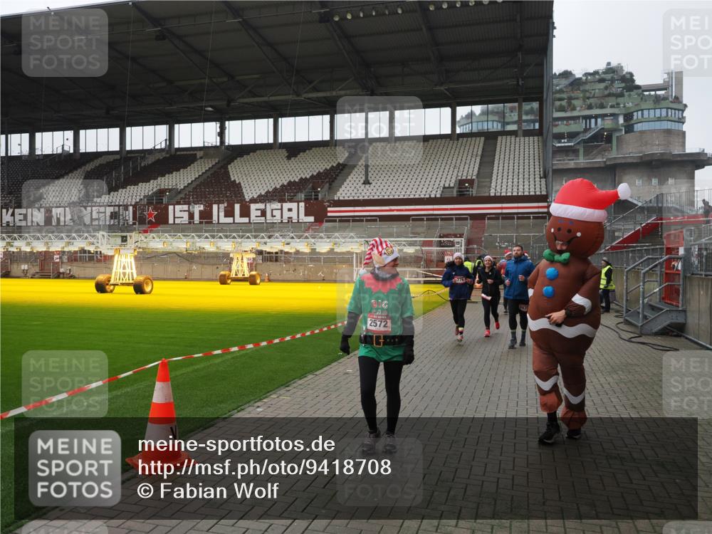 07.12.2025 - St. Pauli X-Mass-Run No. 15 Fabian Wolf http://msf.ph/oto/9418708 07.12.2025 11:27:38 Ziel 35, 36, 407, 534, 776, 790, 2567, 2571, 2572, 2623, 3315 meine-sportfotos.de