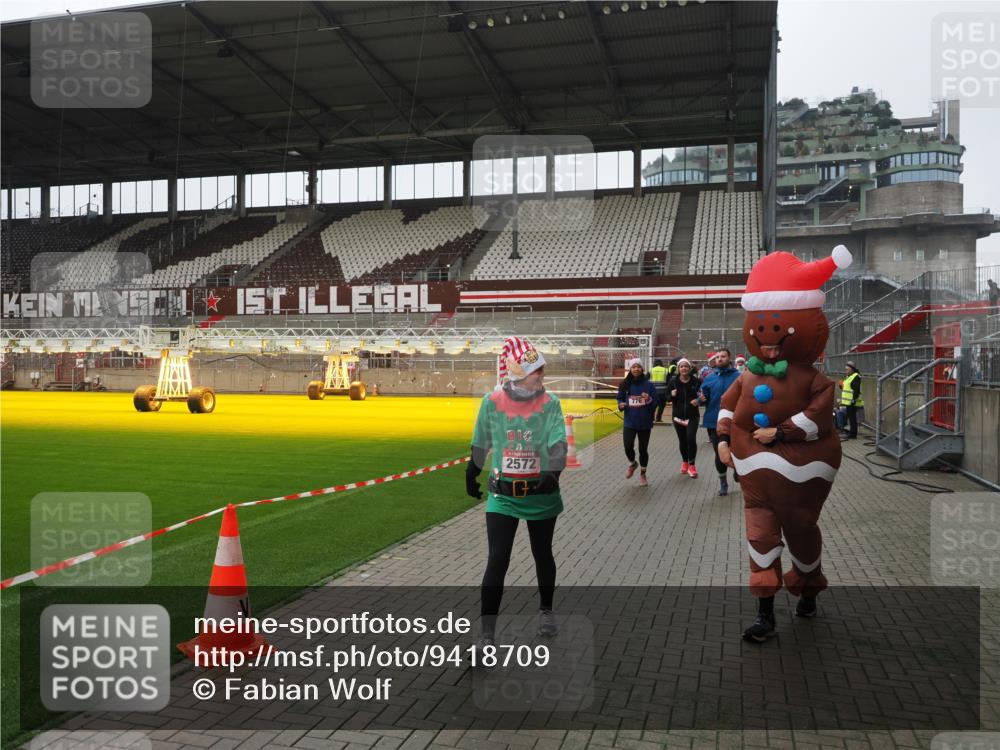07.12.2025 - St. Pauli X-Mass-Run No. 15 Fabian Wolf http://msf.ph/oto/9418709 07.12.2025 11:27:38 Ziel 35, 36, 407, 534, 776, 790, 2567, 2571, 2572, 2623, 3315 meine-sportfotos.de