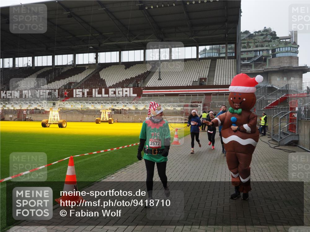 07.12.2025 - St. Pauli X-Mass-Run No. 15 Fabian Wolf http://msf.ph/oto/9418710 07.12.2025 11:27:38 Ziel 35, 36, 407, 534, 776, 790, 2567, 2571, 2572, 2623, 3315 meine-sportfotos.de