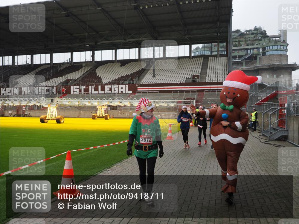 07.12.2025 - St. Pauli X-Mass-Run No. 15 Fabian Wolf http://msf.ph/oto/9418711 07.12.2025 11:27:38 Ziel 35, 36, 407, 534, 776, 790, 2567, 2571, 2572, 2623, 3315 meine-sportfotos.de