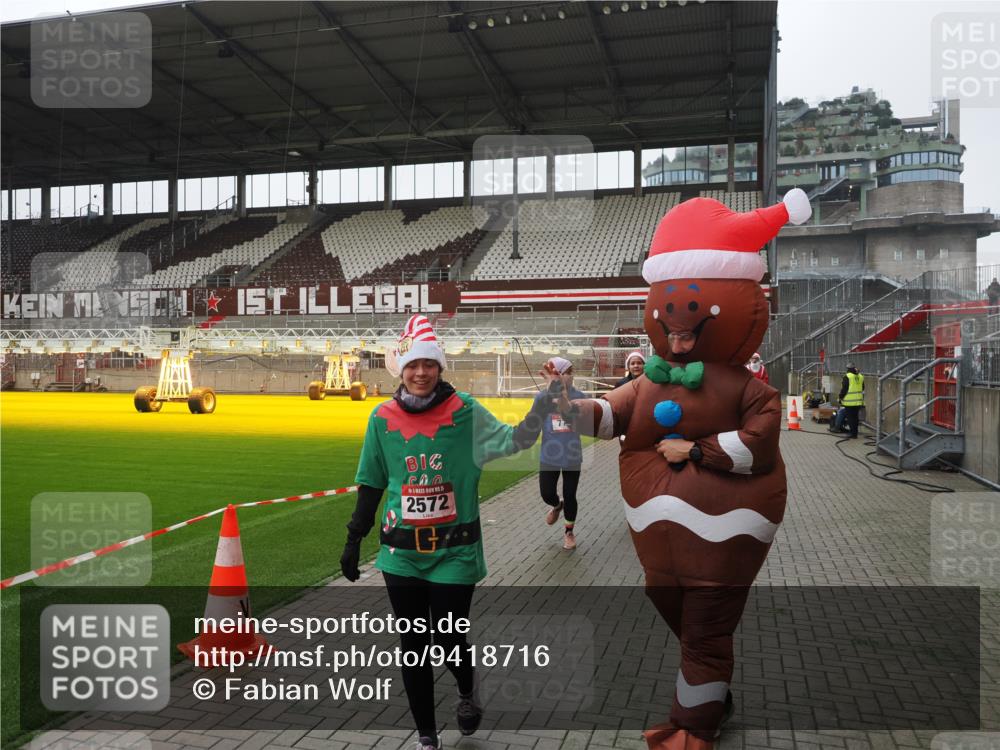 07.12.2025 - St. Pauli X-Mass-Run No. 15 Fabian Wolf http://msf.ph/oto/9418716 07.12.2025 11:27:39 Ziel 407, 534, 776, 790, 2567, 2571, 2572, 2623, 3315 meine-sportfotos.de