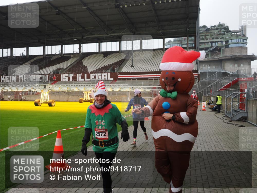 07.12.2025 - St. Pauli X-Mass-Run No. 15 Fabian Wolf http://msf.ph/oto/9418717 07.12.2025 11:27:40 Ziel 407, 534, 776, 790, 2567, 2571, 2572, 2623, 3315 meine-sportfotos.de