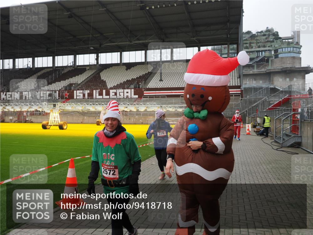 07.12.2025 - St. Pauli X-Mass-Run No. 15 Fabian Wolf http://msf.ph/oto/9418718 07.12.2025 11:27:40 Ziel 407, 534, 776, 790, 2567, 2571, 2572, 2623, 3315 meine-sportfotos.de