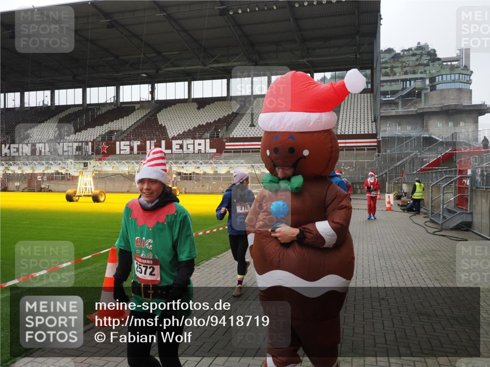 07.12.2025 - St. Pauli X-Mass-Run No. 15 Fabian Wolf http://msf.ph/oto/9418719 07.12.2025 11:27:40 Ziel 407, 534, 776, 790, 2567, 2571, 2572, 2623, 3315 meine-sportfotos.de