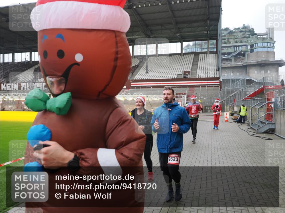07.12.2025 - St. Pauli X-Mass-Run No. 15 Fabian Wolf http://msf.ph/oto/9418720 07.12.2025 11:27:41 Ziel 407, 534, 776, 790, 2567, 2571, 2572, 2623, 3315 meine-sportfotos.de