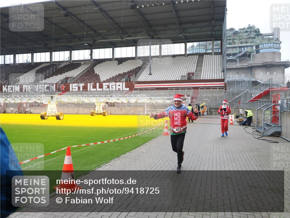 07.12.2025 - St. Pauli X-Mass-Run No. 15 Fabian Wolf http://msf.ph/oto/9418725 07.12.2025 11:27:42 Ziel 407, 534, 776, 790, 2567, 2571, 2572, 2623, 3315 meine-sportfotos.de