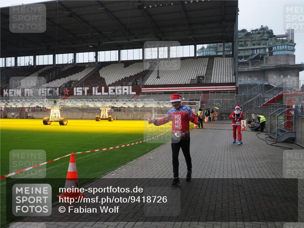 07.12.2025 - St. Pauli X-Mass-Run No. 15 Fabian Wolf http://msf.ph/oto/9418726 07.12.2025 11:27:43 Ziel 407, 534, 776, 790, 2567, 2571, 2572, 2623, 3315 meine-sportfotos.de