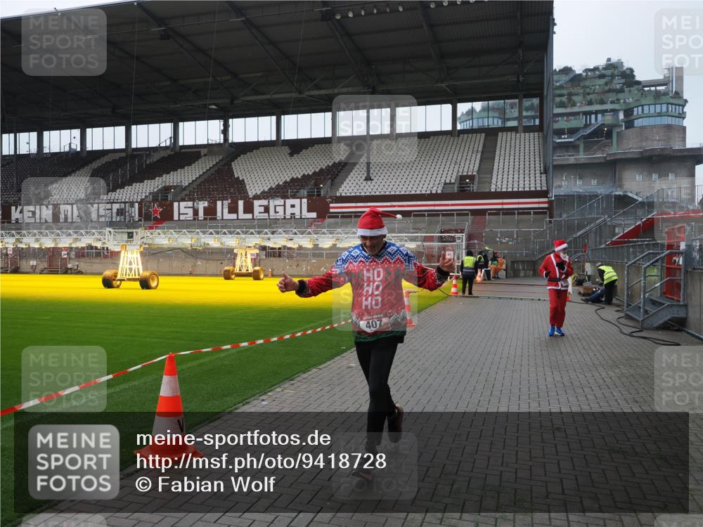 07.12.2025 - St. Pauli X-Mass-Run No. 15 Fabian Wolf http://msf.ph/oto/9418728 07.12.2025 11:27:43 Ziel 407, 534, 776, 790, 2567, 2571, 2572, 2623, 3315 meine-sportfotos.de