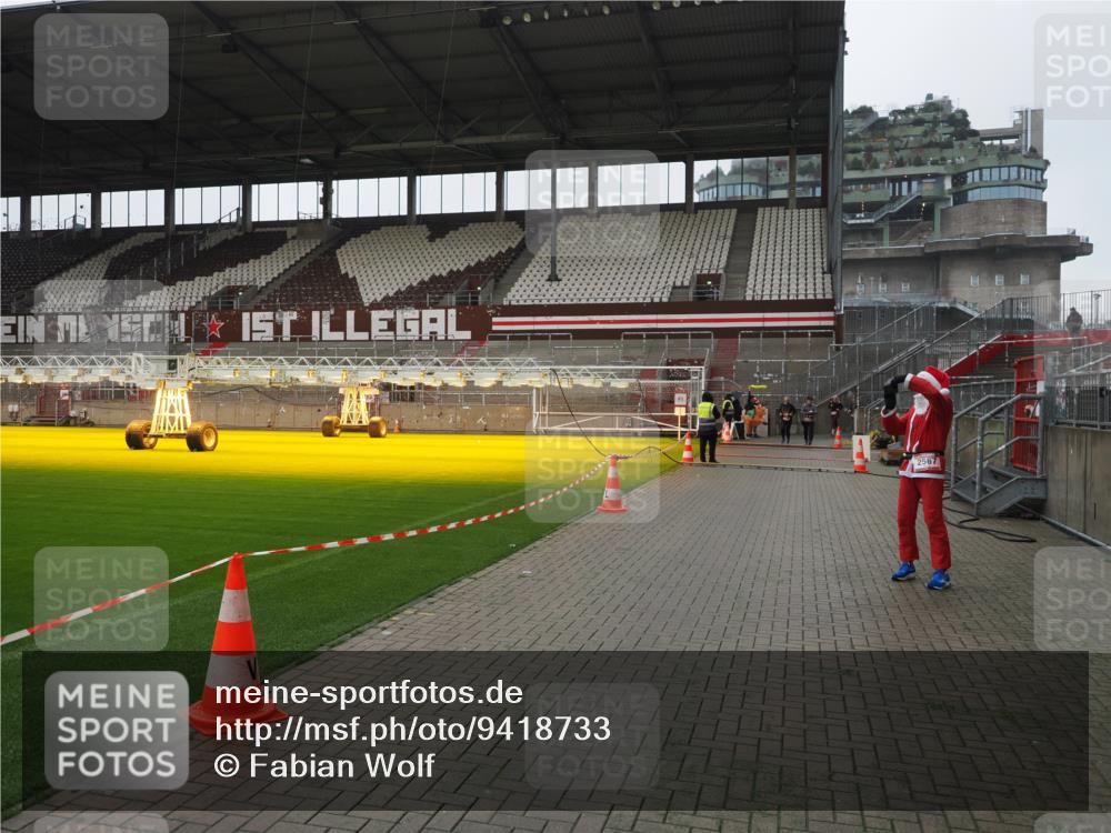 07.12.2025 - St. Pauli X-Mass-Run No. 15 Fabian Wolf http://msf.ph/oto/9418733 07.12.2025 11:27:46 Ziel 407, 534, 776, 790, 2567, 2623 meine-sportfotos.de