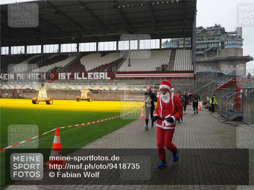 07.12.2025 - St. Pauli X-Mass-Run No. 15 Fabian Wolf http://msf.ph/oto/9418735 07.12.2025 11:27:55 Ziel 1082, 2192, 2196, 2567, 2655, 2930, 2980, 3027 meine-sportfotos.de