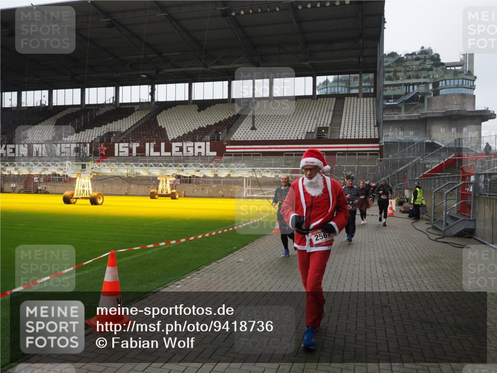 07.12.2025 - St. Pauli X-Mass-Run No. 15 Fabian Wolf http://msf.ph/oto/9418736 07.12.2025 11:27:55 Ziel 1082, 2192, 2196, 2567, 2655, 2930, 2980, 3027 meine-sportfotos.de