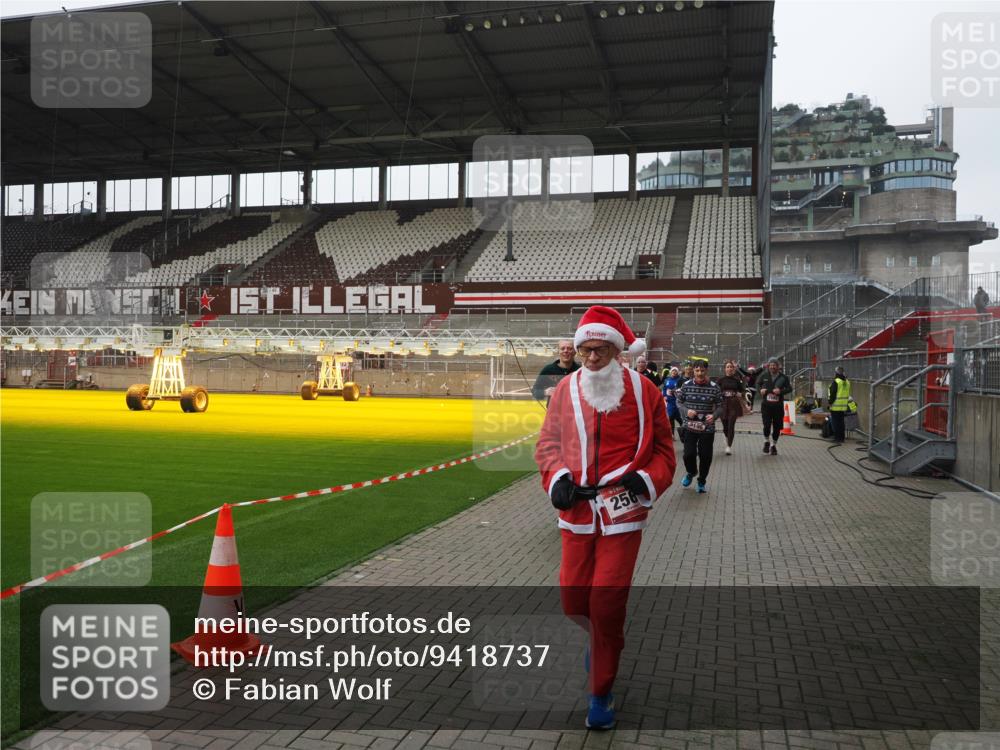 07.12.2025 - St. Pauli X-Mass-Run No. 15 Fabian Wolf http://msf.ph/oto/9418737 07.12.2025 11:27:56 Ziel 1082, 2192, 2196, 2655, 2930, 2980, 3027 meine-sportfotos.de