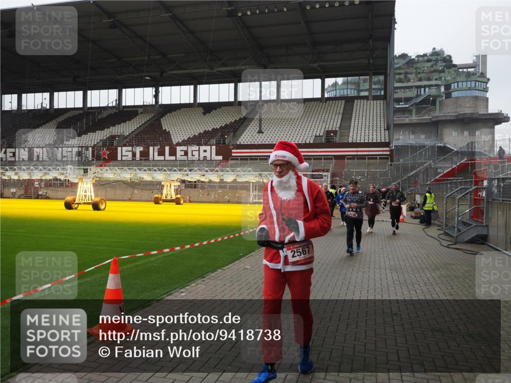 07.12.2025 - St. Pauli X-Mass-Run No. 15 Fabian Wolf http://msf.ph/oto/9418738 07.12.2025 11:27:56 Ziel 1082, 2192, 2196, 2655, 2930, 2980, 3027 meine-sportfotos.de