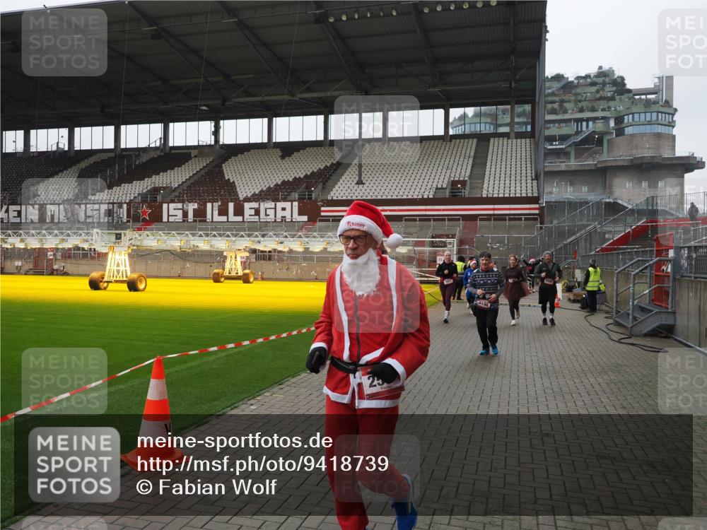 07.12.2025 - St. Pauli X-Mass-Run No. 15 Fabian Wolf http://msf.ph/oto/9418739 07.12.2025 11:27:56 Ziel 1082, 2192, 2196, 2655, 2930, 2980, 3027 meine-sportfotos.de